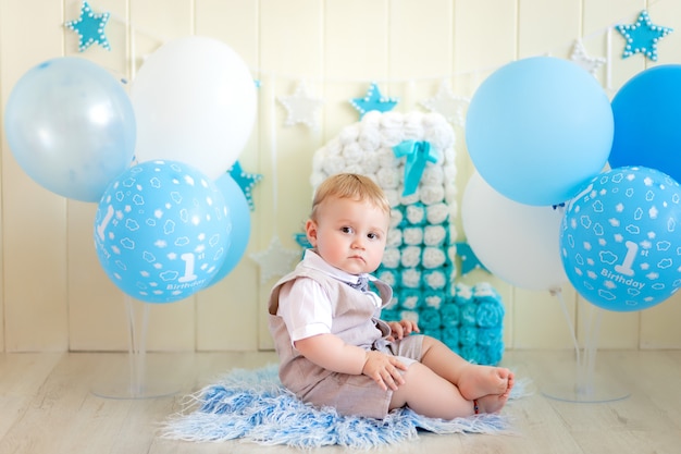 Anniversaire Enfant 1 An Garcon Bebe Assis Avec Des Boules Et Numero Un Dans Un Costume Et Noeud Papillon Photo Premium