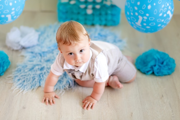 Anniversaire Enfant 1 An Garcon Vue De Dessus Bebe Rampant Parmi Les Ballons Dans Un Costume Et Un Nœud Papillon Photo Premium