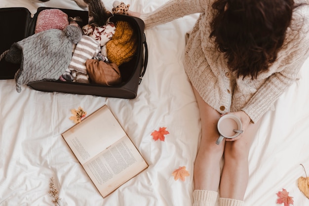 Anonyme Femme Et Chat Pres De Vetements Chauds Et Livre Photo Gratuite