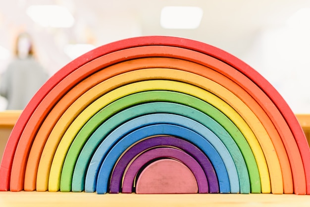 Arc En Ciel En Bois Colore Waldorf Dans Une Classe De Pedagogie Pedagogique De Montessori Photo Premium