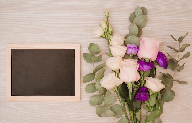 Ardoise Vierge Avec Bouquet De Fleurs Sur Fond En Bois