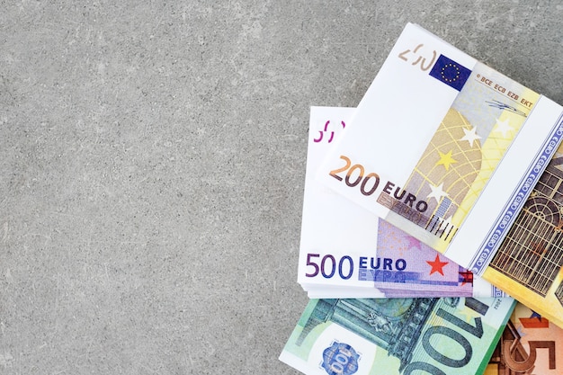 L Argent De L Euro Argent Comptant Factures En Euros Des Piles De Billets En Euros Sur Fond De Beton En Cinq Cents Deux Cents Cent Cinquante Et Cinquante Copyspace Pour Le Texte