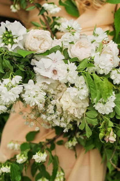 Arrangement De Fleurs De Fleurs Blanches Sur La Robe Mariée