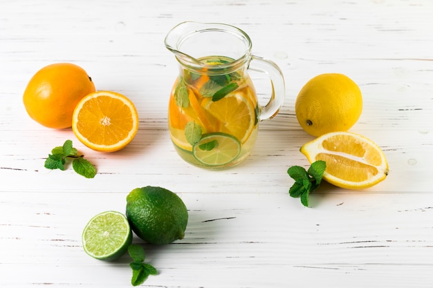 Arrangement de limonade vue de dessus sur la table Photo gratuit