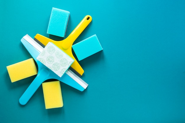 Arrangement vue de dessus avec éléments de nettoyage bleus et jaunes Photo gratuit