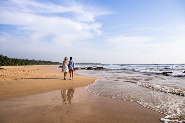 Arrière De Lheureux Jeune Couple Marchant Sur Une Plage