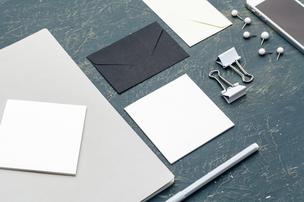 Articles de papeterie vierges pour l'enveloppe corporative, les clips et les cartes de marque Photo Premium