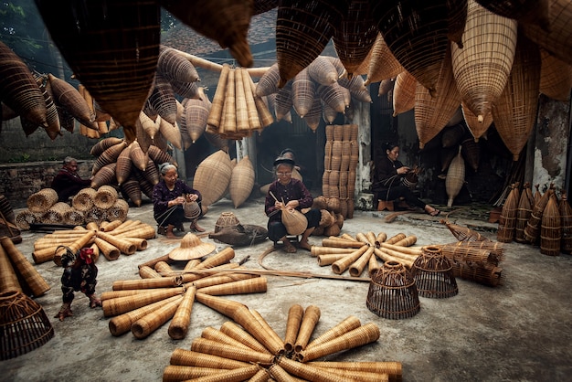 Artisan Faisant Des Pi ges  Poissons En Bambou  Au Vieux 