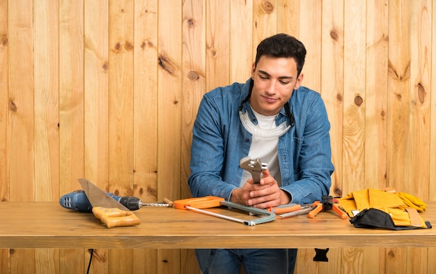 Artisan homme sur mur en bois Photo Premium