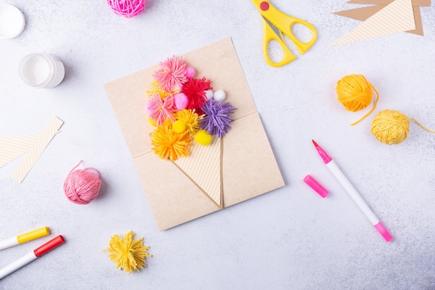 Artisanat En Papier Pour La Fete Des Meres Mars Ou Anniversaire Petit Enfant Faisant Un Bouquet