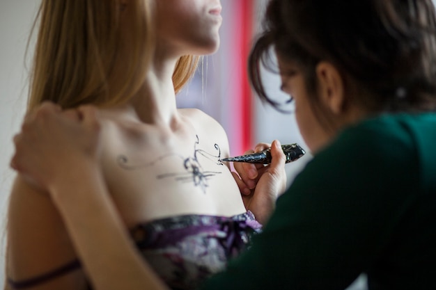 Un Artiste Féminin Mehndi Dessinant Un Tatouage Sur La