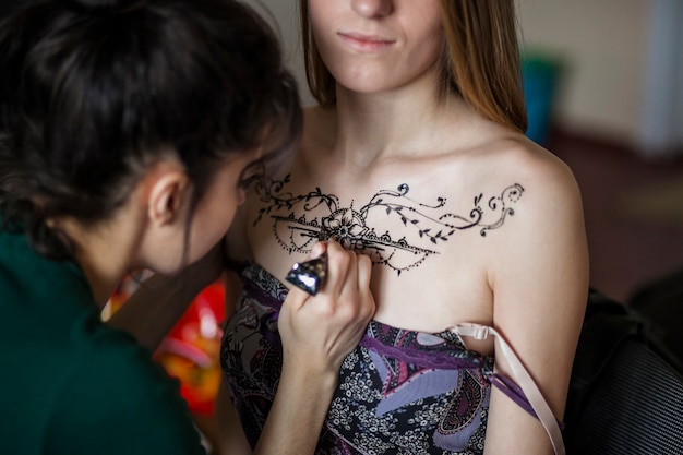 Artiste Féminine Dessinant Le Tatouage De Mehndi Sur Le