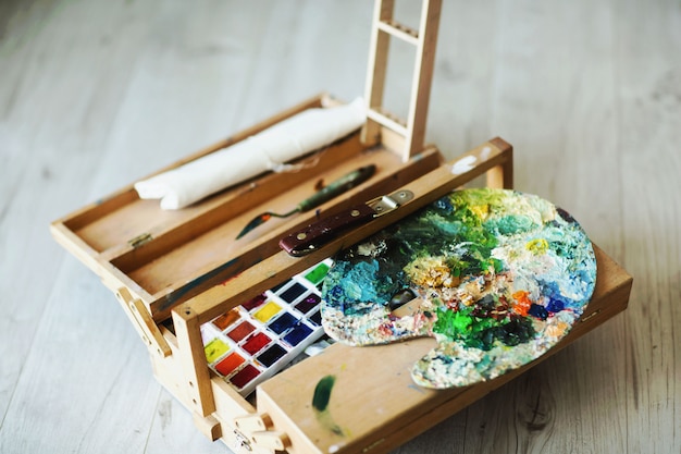 Artiste De Valise Pliante En Bois Avec Pinceaux Peinture Et Palette