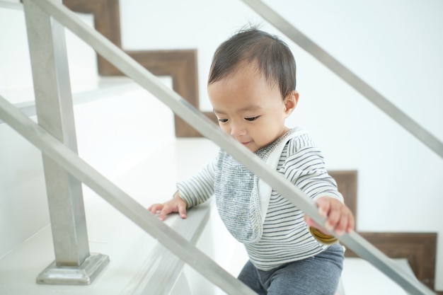 Asiatique 10 Mois Enfant En Bas Age Bebe Fille Enfant Grimper Les Escaliers A La Maison Seul Mouvement Escalade Concept De Jalon De Developpement Photo Premium