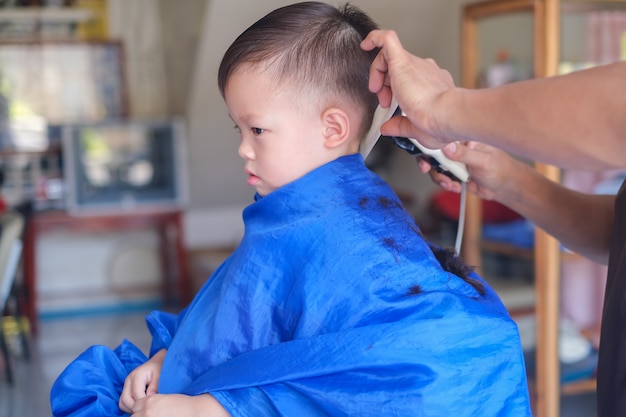 Asiatique 3 Ans Enfant En Bas Age Bebe Garcon Enfant Obtenir Une Coupe De Cheveux Au Salon De Coiffure Du Coiffeur Photo Premium
