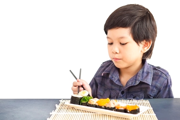 Asiatique beau garçon mange sushi isolé sur fond blanc Photo gratuit