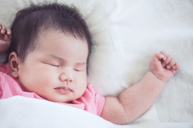 Asiatique Bebe Nouveau Ne Dort Sur Le Lit Blanc Photo Premium