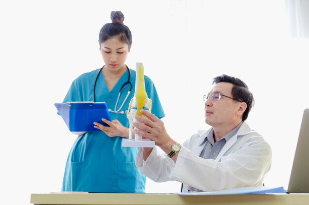 Asiatique docteur hommes enseignant et étudiants travaillant avec chambre d'hôpital Photo Premium