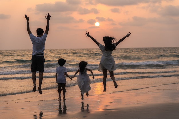 Asiatique Jeune Famille Heureuse Profiter De Vacances Sur La Plage En Soiree Papa Maman Et Enfant