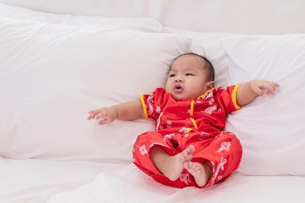 Asiatique Mignon Bebe Garcon Costume Chinois Cheongsam Enfant En Bas Age Se Coucher Sur Le Lit