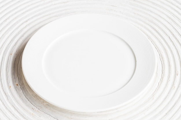 Assiette Blanche Sur Fond De Bois Blanc | Photo Gratuite