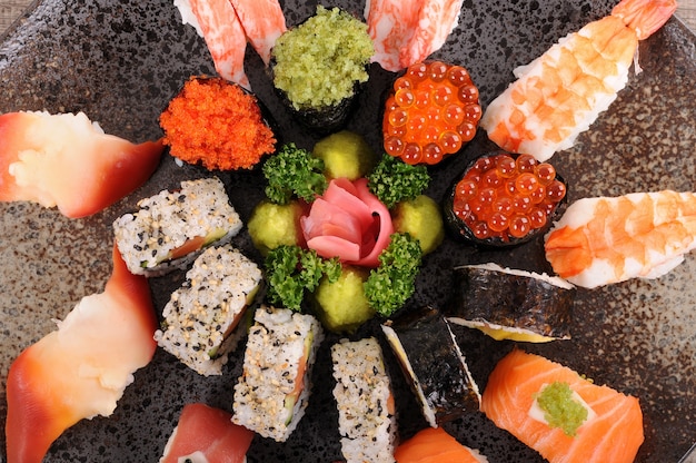 assiette-de-sushi-photo-gratuite