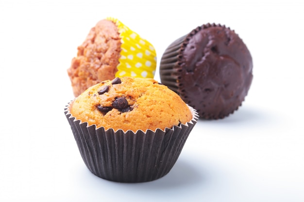 Assortiment De Delicieux Petits Gateaux Faits Maison Avec Des Raisins Secs Et Du Chocolat Isole Sur Fond Blanc Muffins Photo Premium