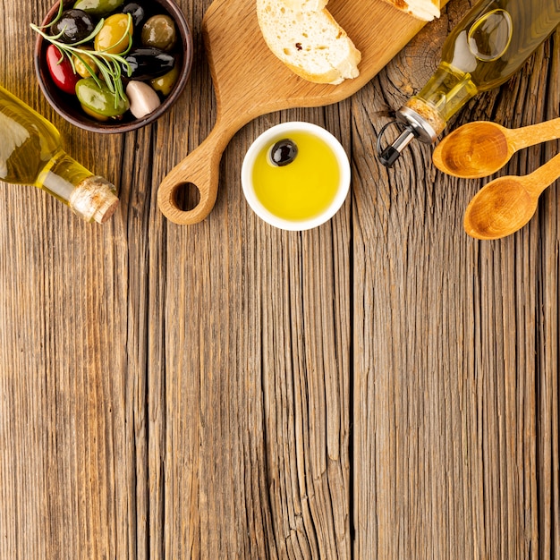 Assortiment d'olives colorées avec pain à l'huile et espace de copie Photo gratuit