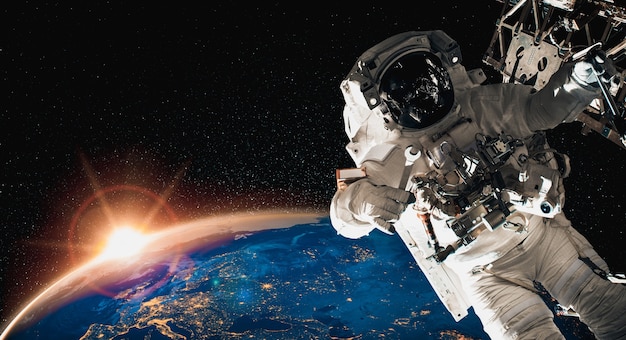 L'astronaute Spatial Fait Une Sortie Dans L'espace Tout En Travaillant ...