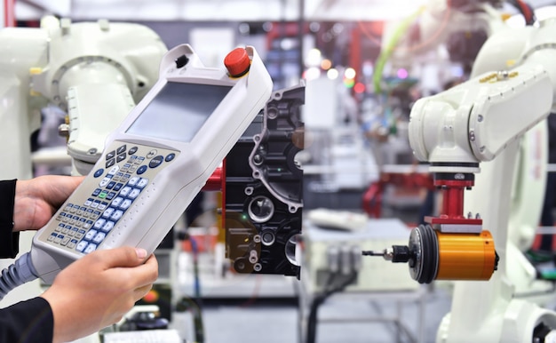 Automatisme de contrôle et de contrôle de l'ingénieur système de vision par machine robotique moderne en usine, robot industriel. Photo Premium