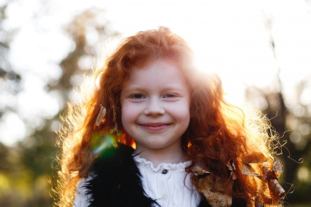 Automne Automne Portrait D Enfant Charmante Et Rousse Petite Fille A L Air Heureux Debout Sur Le L Tombe Photo Gratuite