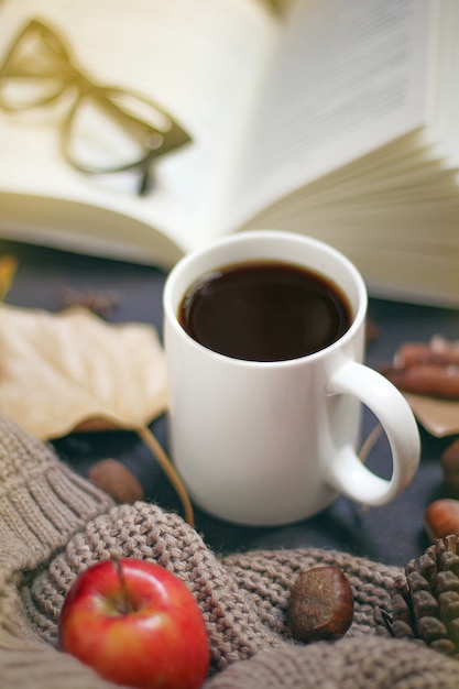 Automne, feuilles d’automne, tasse de café chaud à la vapeur et écharpe ou gilet chaud. café du matin saisonnier, dimanche relaxant et concept nature morte. Photo gratuit