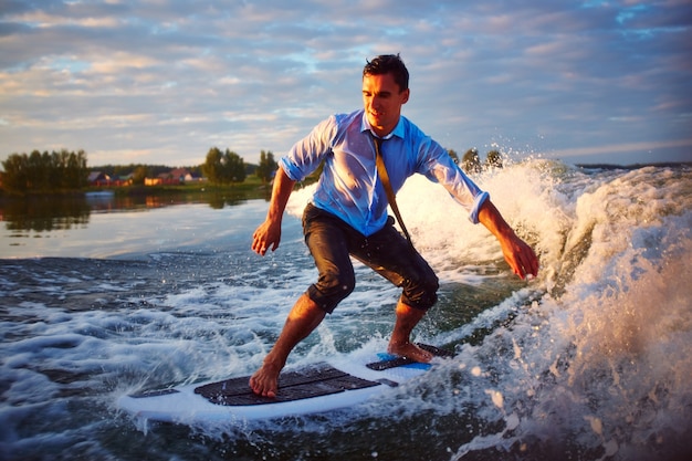 Aventure Avec Une Planche  De Surf  Photo  Gratuite