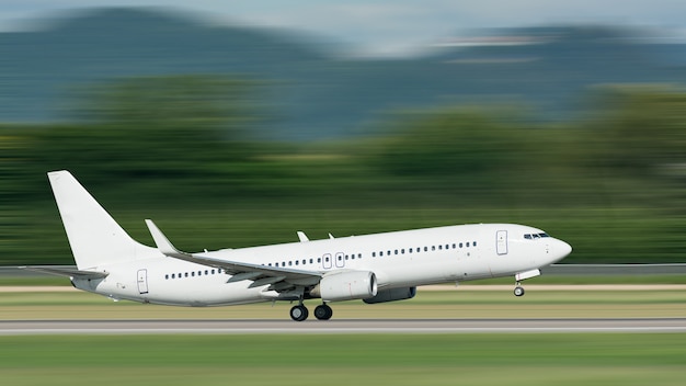 Avion Qui Decolle Avec Effet De Flou De Mouvement Photo Premium