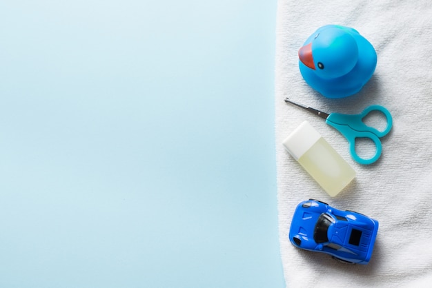 Baby shower flat étendre sur bleu. jouets et shampoing pour enfants. Photo Premium