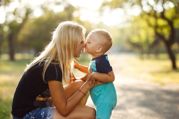 Baiser Et Câlins De Maman Et Fils Maman Et Son Fils Se Promènent Dans