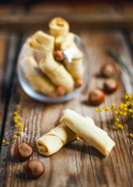 Baklava de biscuits de nowruz traditionnels de vacances de l'azerbaïdjan sur la plaque blanche avec des noix et des noix de huzel sur la plaque verte Photo gratuit