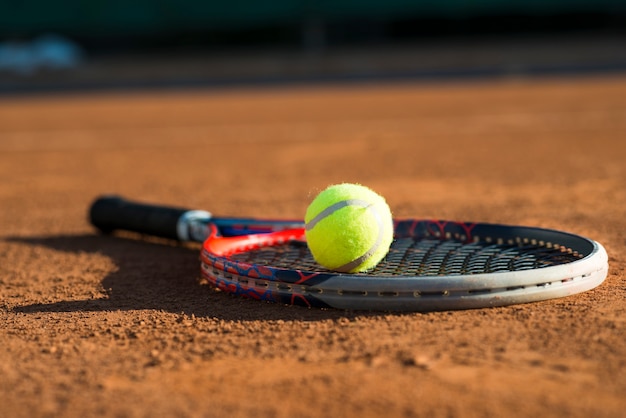 Balle De Tennis Gros Plan Sur Une Raquette Posée Sur Le Sol | Photo ...