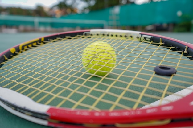 Balle De Tennis Et Raquette  Sur Un Terrain  Dur Photo Premium