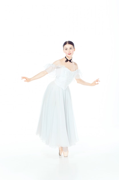 Ballerine En Robe Blanche Posant Sur Des Pointes, Studio ...