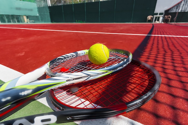 Balles de tennis et raquettes sur le terrain  T l charger 