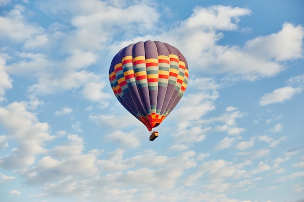 Ballon Voler Le Matin Dans Le Ciel Dans Les Rayons Aube