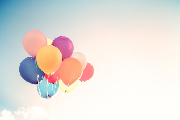 Ballons Colores Realises Avec Un Effet De Filtre Retro Instagram Concept De Joyeux Anniversaire En Ete
