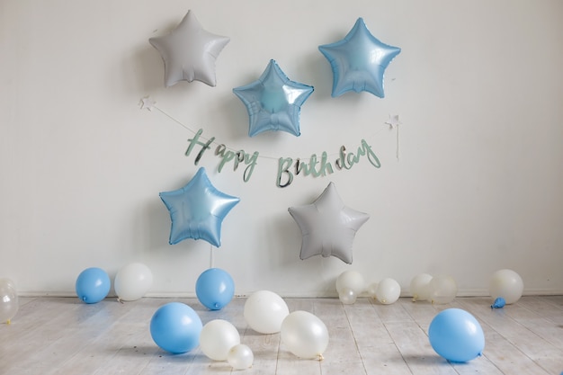 Ballons Etoiles Bleus Et Blancs Et L Inscription Joyeux Anniversaire Sur Le Mur Blanc Decor D Anniversaire Photo Premium