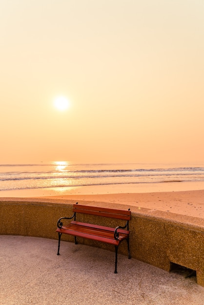 Banc Vide Au Bord De La Mer Photo Premium