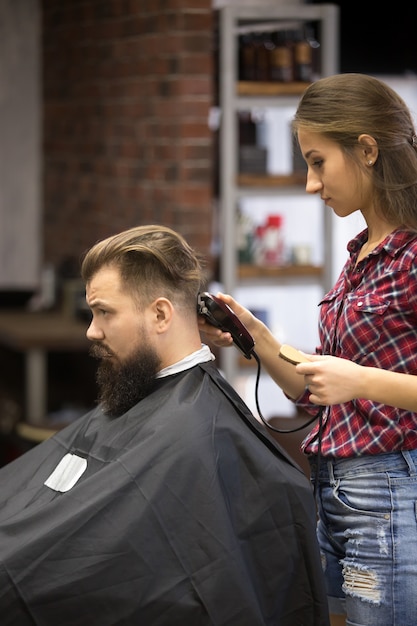 Barber femme faisant une coupe de cheveux | Télécharger des Photos gratuitement