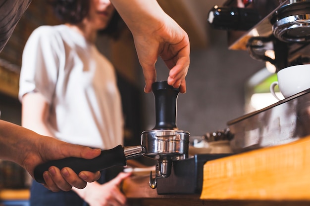 Barista main préparant un cappuccino dans un café Photo gratuit