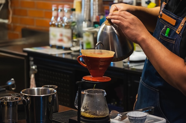 Barista préparant un café filtre Photo Premium