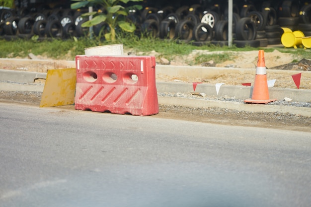 Barrière routière en forme de cône et de carré pour bloquer les voitures dans la zone de construction Photo Premium