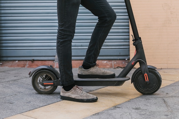 Bas, vue, côté, homme, reposer, e-scooter Photo gratuit